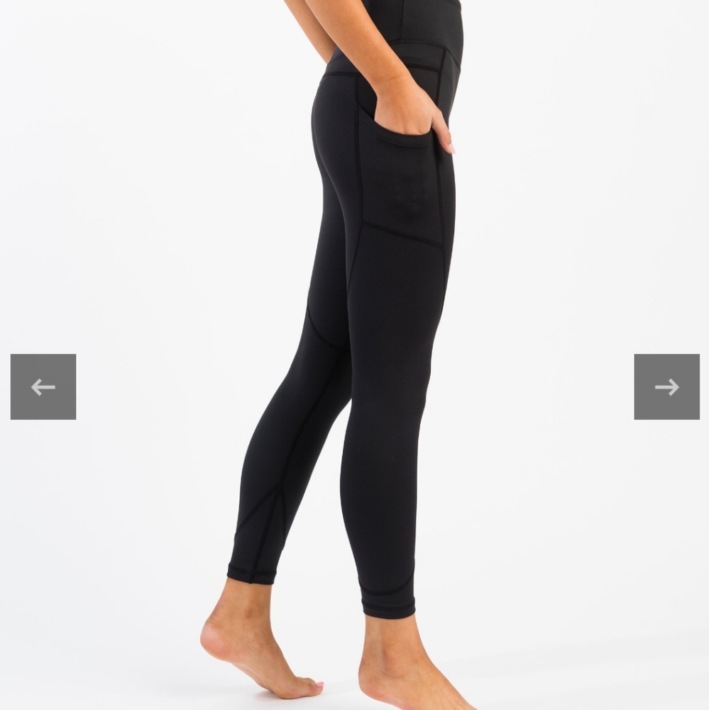 Zyia Black pocket light n tight size 8-10